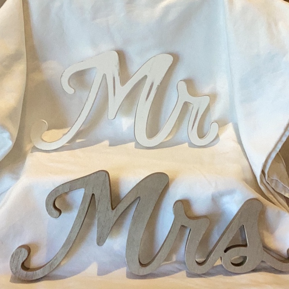 Mr & Mrs wood wedding decor